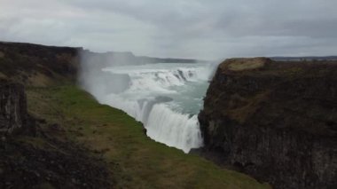Gullfoss Şelalesinin engebeli arazide şelalenin çarpıcı gücünü tecrübe edin. Su çöktüğünde ve bu İzlanda mücevherinde sis yükseldiğinde sanatın doğasına tanıklık etmek, maceracılar için mükemmel..