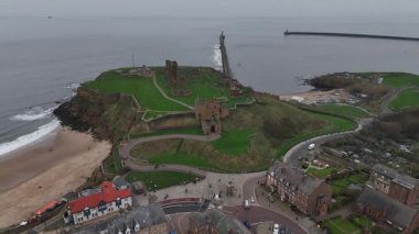 Kuzey Denizi 'ne bakan Tynemouth Manastırı ve Kalesi' nin görkemli kalıntılarını keşfedin. Huzurlu kıyı atmosferinin tadını çıkarırken zengin tarihe ve çarpıcı manzaralara hayret etmek..