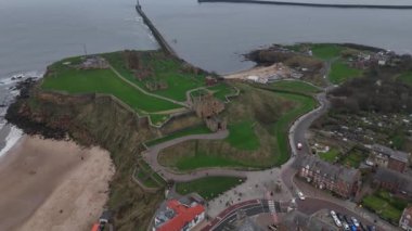 Tynemouth Manastırı ve Kalesi 'nden Kuzey Denizi' ne bakan manzaralı bir uçuruma tünemiş nefes kesici manzarayı keşfedin. Bu çarpıcı yerin zengin tarihini ve doğal güzelliğini tecrübe edin..