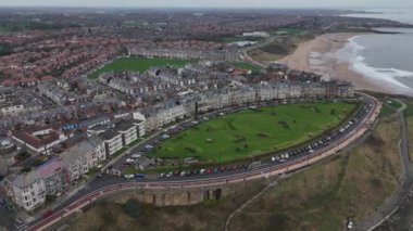Tynemouth Manastırı ve Kalesi 'ni keşfedin. Aşağıdaki kıyı şeridini ve canlı kasabayı nefes kesici bir şekilde görün. Bu büyüleyici yerin zengin tarihini ve doğal güzelliğini hissedin..