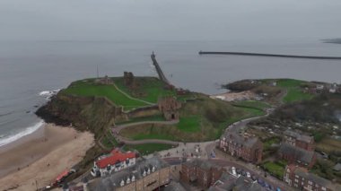 Eski harabelerin denizle buluştuğu Tynemouth Manastırı ve Kalesi 'ndeki çarpıcı kıyı manzarasını deneyin. Zengin mirası keşfet ve ziyaretin boyunca huzurlu sahil manzarasının tadını çıkar..