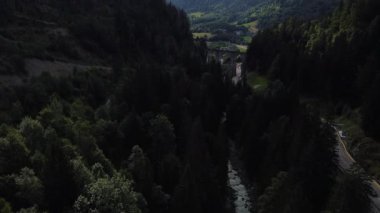 Mont Blanc yakınlarındaki yemyeşil manzaralarda dolaşın. Orada sık ormanlar ve pitoresk tepeler arasında bir nehir kıvrılır. Huzurlu ortam keşif ve maceraya davetiye çıkarır..