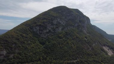 Rhone Bölgesi 'ndeki Fort I Ecluse' un göz kamaştırıcı manzaralarını görün. Yeşillik ve dramatik tepeler sergileniyor. Bu olağanüstü yerin zengin tarihini ve huzurlu atmosferini keşfedin..