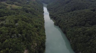 Rhone bölgesinde yerleşmiş olan Fort I Ecluse 'un nefes kesici manzarası, bereketli ormanlar ve huzurlu nehir maceracılar ve doğa severler için mükemmel bir zemin oluşturur..
