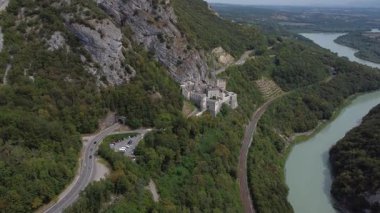 Rhone Nehri ve Longeray 'a bakan antik bir kale olan Fort I Ecluse' un çarpıcı manzarasını ve zengin tarihini keşfedin. Güzelliği ve mimari ihtişamı tecrübe edin..
