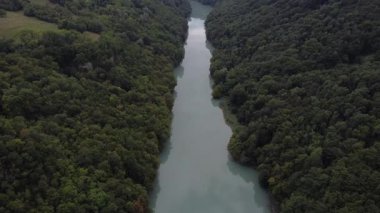 Bereketli yeşilliğin içinden geçen Rhone Nehri, Longeray 'daki Fort I Ecluse yakınlarında zarif bir şekilde akar. Bu resim gibi ortamda doğa ve tarihin mükemmel bir karışımını deneyimleyin..