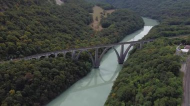 Parlak sonbahar renkleri doğaya hayat verirken Fort I Ecluse ve güzel Rhone manzaralarının çarpıcı hava perspektiflerini keşfedin. Sakin nehir, huzurlu çevreyi yansıtır..