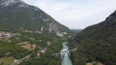 Rhone Nehri 'nin zarifçe aktığı Fort I Ecluse' u çevreleyen büyüleyici manzaraya hayret. Görkemli dağlara ve yemyeşil yeşilliklere tanık olun..