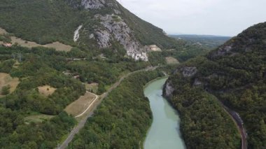 Ecluse Kalesi 'nin görkemli durduğu manzaralı Rhone Vadisi' ne git. Bereketli yeşillik ve dolambaçlı nehir macera arayanlar ve tarih severler için pitoresk bir zemin oluşturur..