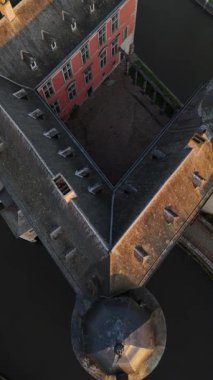 Chateau de Lavaux-Sainte-Anne 'in mimari harikası içinde bir yolculuğa çıkın. Gün ışığının güzelliğini ortaya çıkardığı bu çarpıcı yerin karmaşık detaylarını ve tarihini keşfedin..