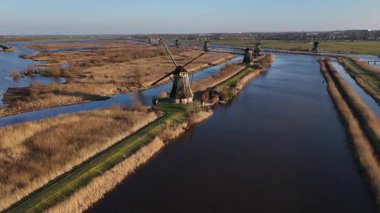 Sakin bir zemin üzerine kurulmuş olan Kinderdijk yel değirmenleri gururla duruyor. Etrafı akan su ve canlı doğayla çevrili. Gün batımında bu ikonik yapıların manzarasının tadını çıkarın..