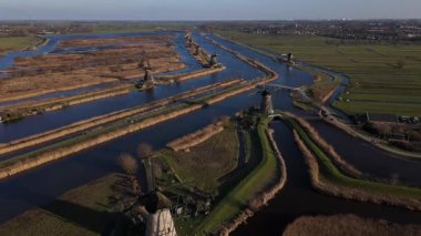 Kinderdijk 'in ebedi güzelliğine tanık olun. Görkemli yel değirmenleri sakin su yollarının hizasında. Bu nefes kesici manzara, Hollanda mirası ve doğasını uyum içinde sergiliyor..