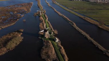 Bereketli bir Hollanda manzarasına karşı kurulmuş görkemli yel değirmenleri sakin suların üzerinde yükselerek Kinderdijk 'in zengin mirasını ve doğal güzelliğini gözler önüne seriyor. Zamanda yolculuk edin..