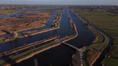 Akan kanallar ve yemyeşil manzaralar ikonik Kinderdijk yel değirmenlerini çevrelemektedir. Tarihin günbatımında sakin bir ortamda doğayla buluştuğu bu UNESCO miras alanını keşfedin..