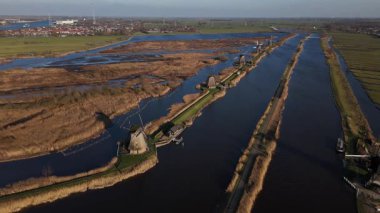 Sakin su yolları boyunca kurulmuş ikonik yel değirmenlerine hayret. Hollanda 'daki UNESCO Dünya Mirası sahasının bereketli yeşilliklerle çevrili huzurlu güzelliğine tanık olun..