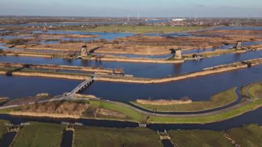 Hollanda 'da yuva yapan Kinderdijk, sakin sulara karşı sergilenen çarpıcı yel değirmenlerini sergiliyor. Bu UNESCO Dünya Mirası alanını aydınlatan güneşin altın renklerini tecrübe edin.