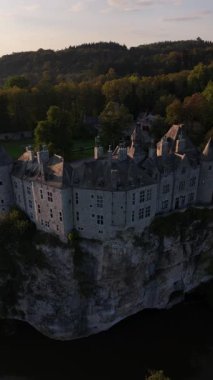 Bir uçurumun kenarına tüneyen Walzin Şatosu, büyüleyici mimarisi ve bereketli çevresi ile Dinant 'ı büyülüyor. Bu büyüleyici mekan gün batımında keşfe ve mucizeye davet ediyor..