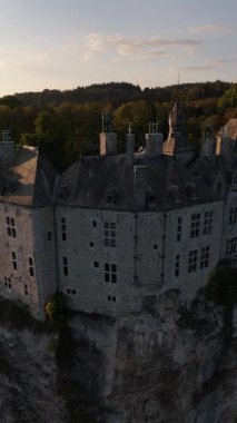 Dinant yakınlarındaki bir uçurumun kenarındaki Walzin Şatosu 'nda altın güneş ışığı sıcak bir parıltı yayarken büyüleyici bir mimari sergiliyor ve büyülü bir atmosfer yaratıyor. Bu büyüleyici konum keşfi davet ediyor.