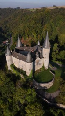 Canlı yeşil bir ormanın içine yerleşen Veves Kalesi, ortaçağ mimarisinin bir vasiyeti olarak duruyor. Ziyaretçiler eşsiz kulelerine hayret edebilir ve cazibesini artıran manzaralı çevreyi keşfedebilirler..