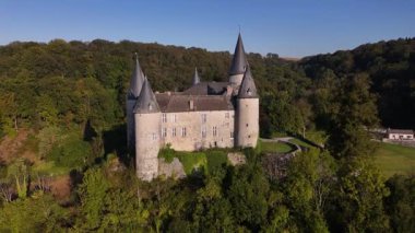 Belçika 'nın yemyeşil tepelerindeki görkemli Veves Kalesi' ni keşfedin. Güneş batarken, kaleler parıldıyor, nefes kesici bir manzara yaratarak kalbi büyülüyor ve meraklandırıyor..