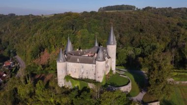 Belçika 'da canlı yeşilliklerle çevrili Veves kalesinin çarpıcı mimarisini keşfedin..