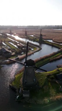 Kinderdijk 'in ikonik yel değirmenlerinin dingin sulara ve yemyeşil çayırlara gururla karşı durmasına hayret edin. Hollanda 'daki UNESCO Dünya Mirası sahasının sakinliğini tecrübe edin.