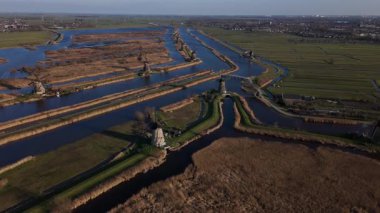 Kinderdijk 'in dinginliğini yaşayın, ikonik yel değirmenleri yemyeşil tarlaların ve dolambaçlı kanalların başında nöbet tutarken, Hollanda' da zamansız bir manzara sergiliyor..