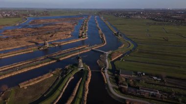 Majestic yel değirmenleri Kinderdijk 'teki sakin Hollanda manzarasına karşı dimdik ayakta duruyor. Gökyüzünü yansıtan su yollarına tanık olun. Gün batımında bu çarpıcı yerde doğa sanatla buluşuyor..