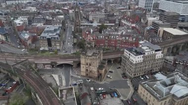 The Keep 'den canlı caddelerin, tarihi mimarinin ve şehrin dinamik planının sergilendiği Newcastle' ın Tyne üzerindeki göz kamaştırıcı siluetine hayran kaldım. Yukarıdan gizlenmiş mücevherleri keşfet.
