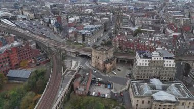 Tyne 'ın üzerindeki Newcastle' ın nefes kesici manzarasını keşfedin. Altındaki The Keep ve şehir manzarasını gösterin. Tarihin ve modernliğin karışımına havadan bir perspektiften tanık olun..