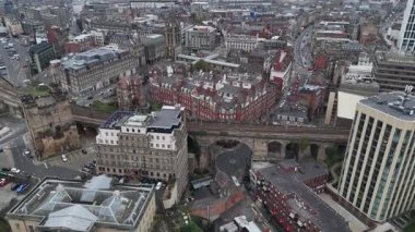 Tyne üzerinde Newcastle 'ın nefes kesen bir bakış açısı Grey Caddesi boyunca uzanan çarpıcı mimariyi vurguluyor. Canlı şehir atmosferinin ortasındaki tarihi ve modern binaların karışımını deneyin..
