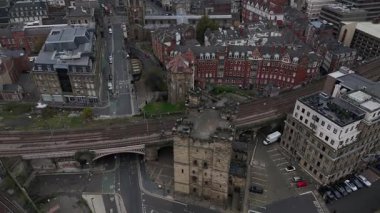 Tyne tarihi kalesinde Newcastle 'ın benzersiz bir hava manzarasını deneyimleyin etkileyici mimarisini, çevreleyen canlı şehir manzarasını ve yakındaki demiryollarını gözler önüne sererek kentsel yaşamı gözler önüne seriyor..