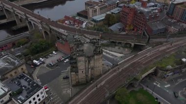 Newcastle 'daki The Keep' in Tyne üzerindeki eşsiz mimarisini ve tarihsel önemini keşfedin. Çevredeki manzaraya ve yukarıdaki hareketli şehir yaşamına hayret et..