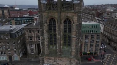 Newcastle Katedrali 'nin karmaşık mimarisini yansıtan nefes kesen alacakaranlık manzaraları..