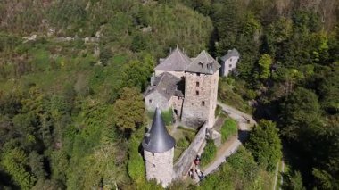 Yeşilliklerle çevrili antik bir kale olan Reinhardstein Kalesi 'ni keşfedin. Nefes kesici manzaranın tadını çıkarın ve Belçika 'daki bu gizli mücevherin zengin tarihini yaşayın..