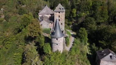 Huzurlu bir ortamda yer alan Reinhardstein Kalesi ortaçağ mimarisi ve çarpıcı çevresiyle büyülenir. Ziyaretçiler canlı yeşillikler tarafından çerçevelenmiş pitoresk yollar boyunca yürürler.