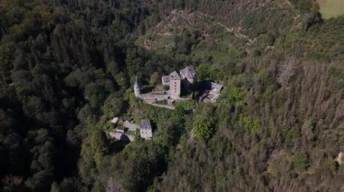 Belçika 'nın yemyeşil tepelerinde kurulmuş tarihi Reinhardstein Şatosu görkemli bir şekilde ayakta duruyor. Huzurlu bir ortam, peri masalı sahnesine mükemmel bir kaçış sağlıyor..