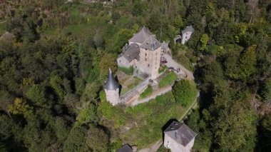 Yeşilliğe gömülü olan Reinhardstein 'ın görkemli kalesi ortaçağ mimarisiyle büyülenir. Bu çarpıcı deneyimde kuleleri, duvarları ve çevresini keşfedin..