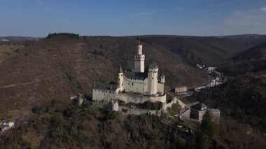 Braubach 'ın üzerinde bulunan muhteşem kale Marksburg Kalesi' nin çarpıcı manzarasını ve zengin tarihini tecrübe edin. Mimari güzelliğini ve manzarasını keşfedin..