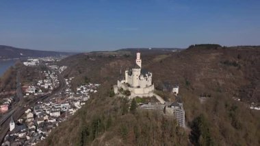 Braubach 'ın yukarısındaki ortaçağ Marksburg Kalesi' ne yolculuk. Ren Nehri Vadisi 'nin çarpıcı manzarasını tecrübe edin ve bu görkemli kalenin zengin tarihini keşfedin..