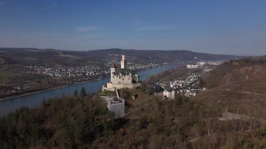 Braubach şehrinin üzerinde görkemli bir şekilde tünemiş olan Marksburg Kalesi, ortaçağ mimarisinin bir vasiyeti olarak duruyor. Ren Nehri 'nin ve etrafındaki tepelerin nefes kesici manzarasını görün..