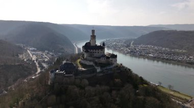 Braubach 'ın yukarısına tünemiş Marksburg Kalesi' nin nefes kesen hava manzarası. İnsansız hava aracı çarpıcı mimarisini ve aşağıdaki Ren Nehri 'ni yakalıyor..