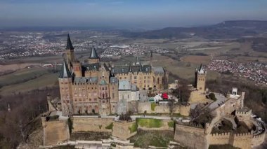 Hohenzollern Dağı 'nın tepesine kurulmuş bu çarpıcı kale, çevresindeki manzaranın nefes kesici manzarasını sunuyor. Zengin tarihini keşfedip Alman kırsalının ebedi güzelliklerini keşfedin..