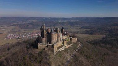 Büyüleyici Hechingen köyünün yukarısında yer alan Hohenzollern Kalesi çarpıcı bir mimari ve nefes kesici manzaraya sahip. Bu ortaçağ mücevherinin zengin tarihini ve manzaralı güzelliğini keşfedin..