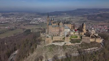 Hohenzollern Kalesi 'ni keşfedin çarpıcı mimari ve Hohenzollern Dağı' nın tepesindeki güzel çevreyi keşfedin..