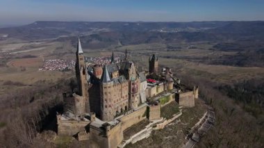 Hohenzollern Kalesi 'nin Almanya' nın çarpıcı manzaralarıyla çevrili Hohenzollern Dağı 'nın tepesine tünediğini keşfedin. Tarihte bir yolculuk ve manzaralı bir güzellik bekliyor.