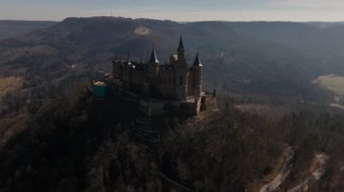 Hechingen yakınlarındaki Hohenzollern dağının tepesinde, görkemli kale nefes kesen manzaraların üzerinde nöbet tutuyor, çarpıcı mimari ve zengin tarihi güzel bir gökyüzüne karşı sergiliyor..