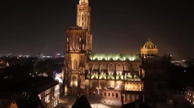 Gece gökyüzünü aydınlatan Strasbourg 'lu Hanımefendimizin Katedrali' nin nefes kesici güzelliğini keşfediyorum. Mimari harikaları ziyaretçileri büyüler ve şehrin cazibesini gözler önüne serer..