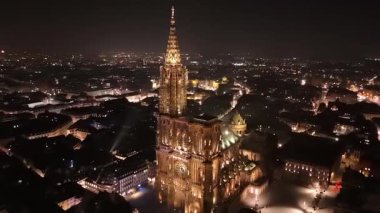 Strasbourg Katedrali, gece gökyüzünün altında gururla duruyor. Şehir ışıkları parlarken, mimarisi de göz kamaştırıcı bir şekilde parlıyor. Nefes kesici bir manzara, tarihi ve güzelliği yansıtıyor..