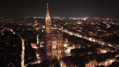 Strasbourg 'da gece çökerken, Meryem Ana' nın Katedrali gökyüzüne karşı görkemli bir şekilde aydınlanıyor..